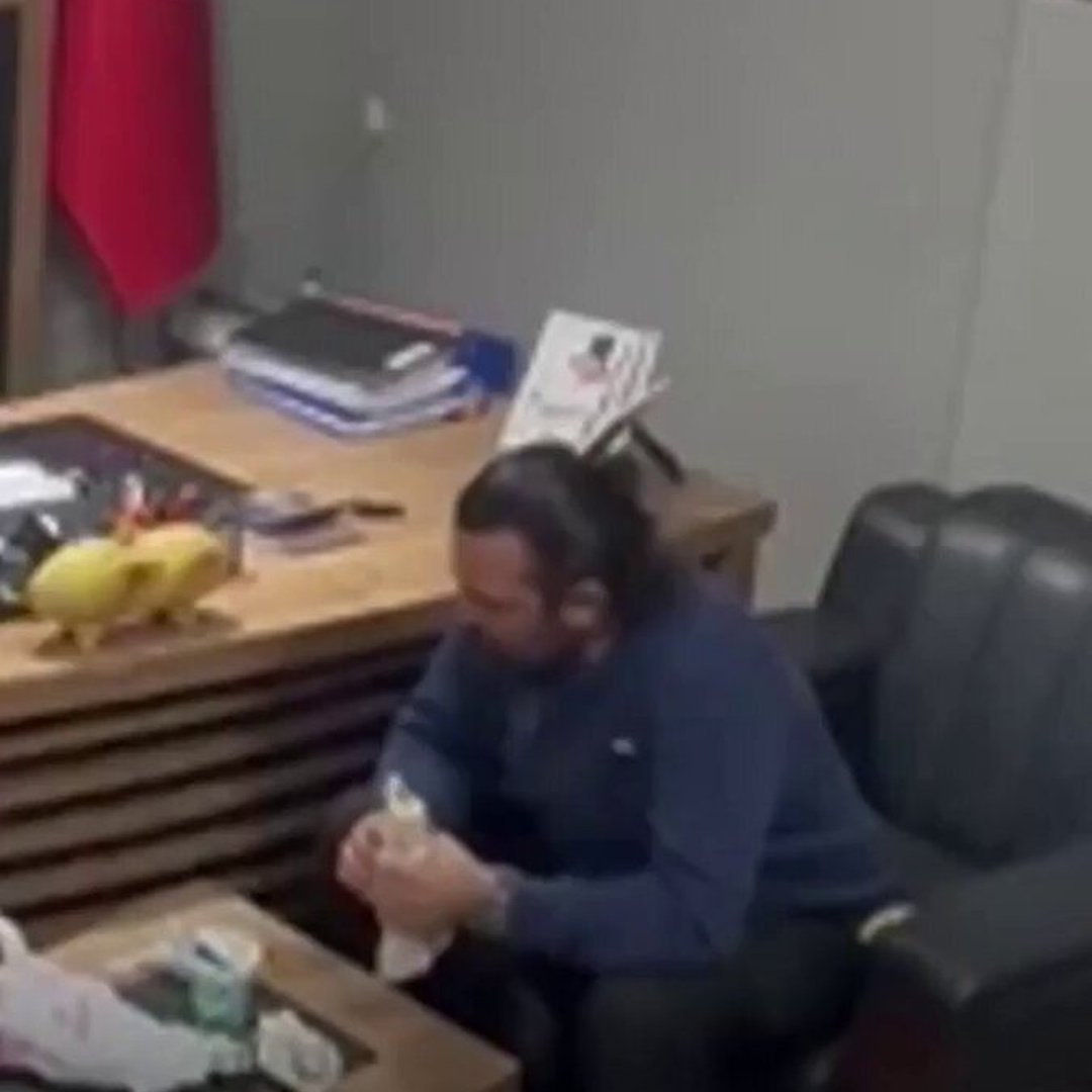 Man in Turkey Saves Himself From Choking With Self-Heimlich Maneuver