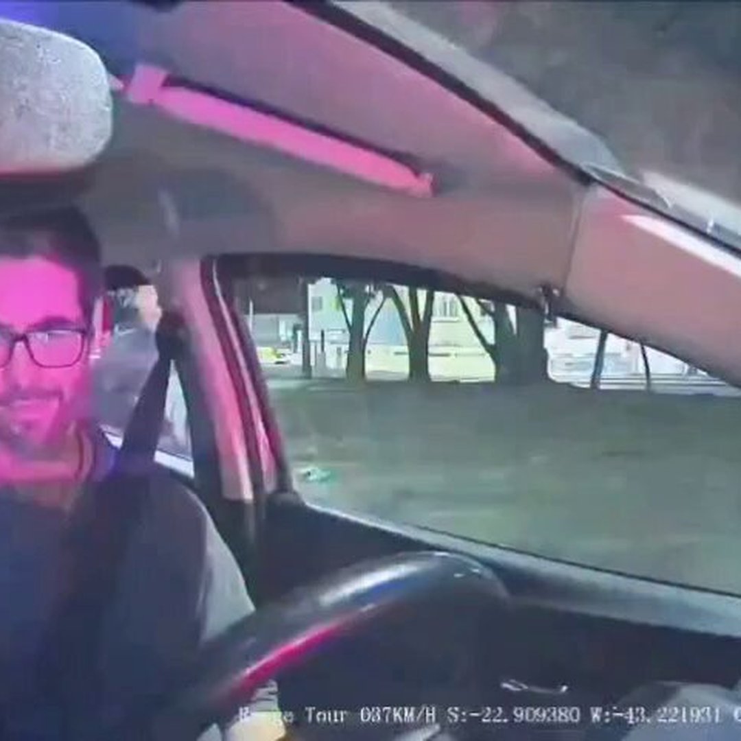 Armed Gang Surrounds Family Car, Attempts Forced Break-In Caught on Camera