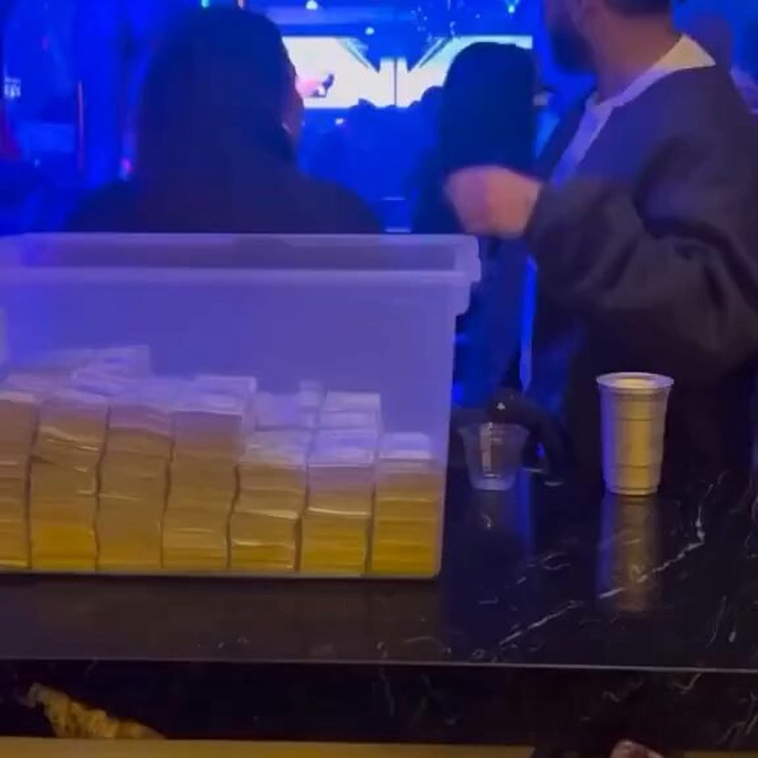Drake Spotted in the Club With Stacks of Cash—And No Security in Sight