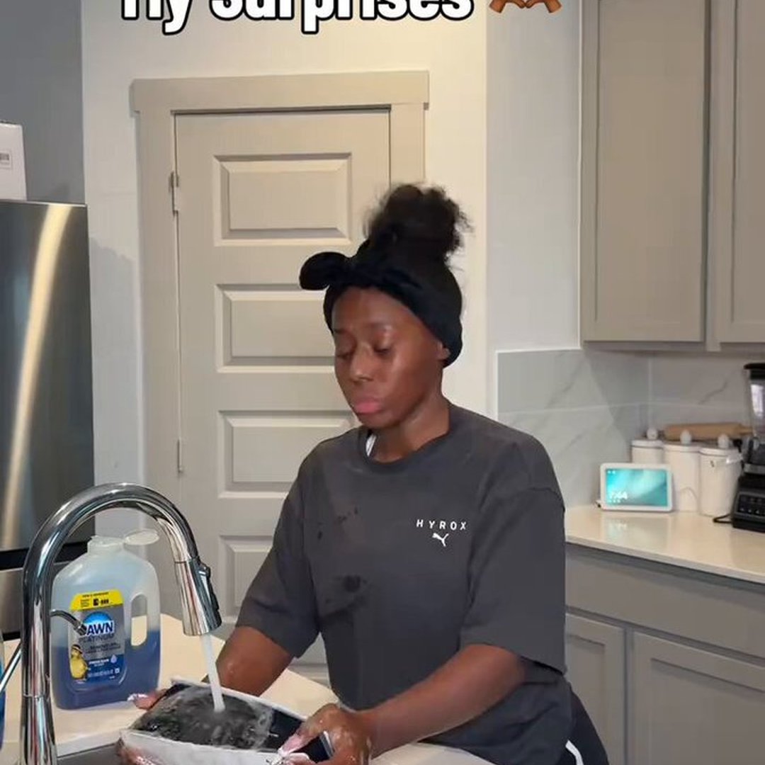 Woman “Deep Cleans” Boyfriend’s PS5 After Finding Hundreds of Dollars in His Pockets