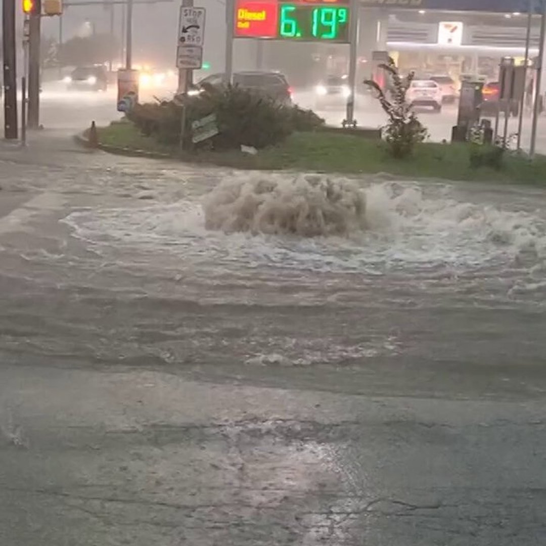 Heavy Flooding Paralyzes Pittsburgh Roads as Cars Get Stuck in Rising Water