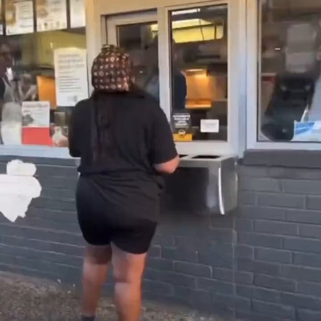 Woman disrespects chicken restaurant employees and finds out