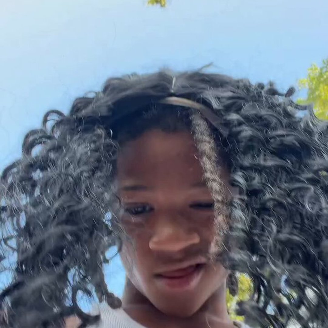 Man Uses His Mom’s Wig to Sing in Front of a Cop