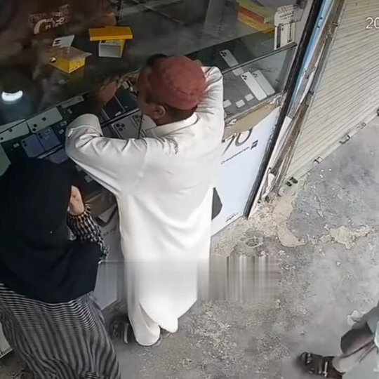 Four Armed Suspects Ransack Small Business Cellphone Shop in Minutes
