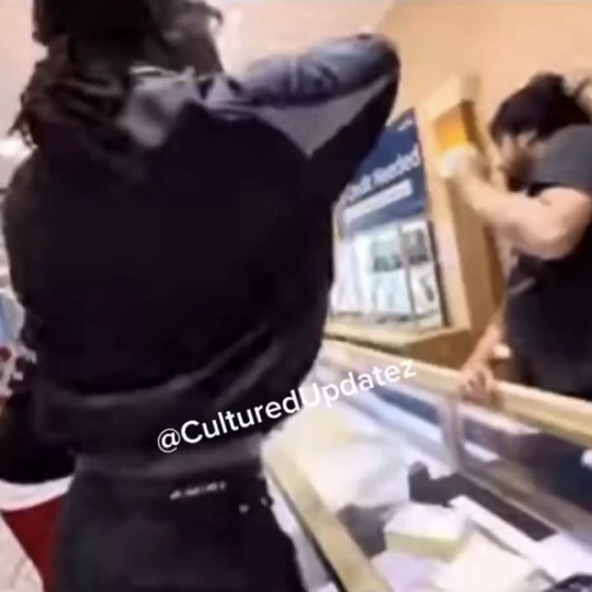 Man Slaps Jeweler in Dispute Over Unrepaired Jewelry Payment
